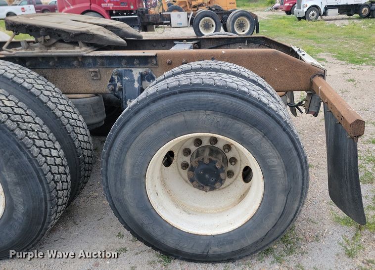 image for item NZ9939 2002 Peterbilt  378 semi truck