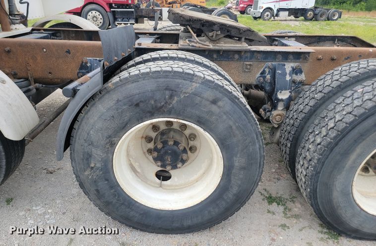 image for item NZ9939 2002 Peterbilt  378 semi truck