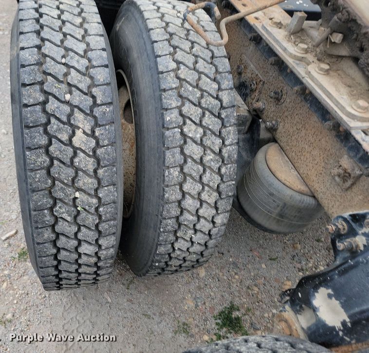 image for item NZ9939 2002 Peterbilt  378 semi truck