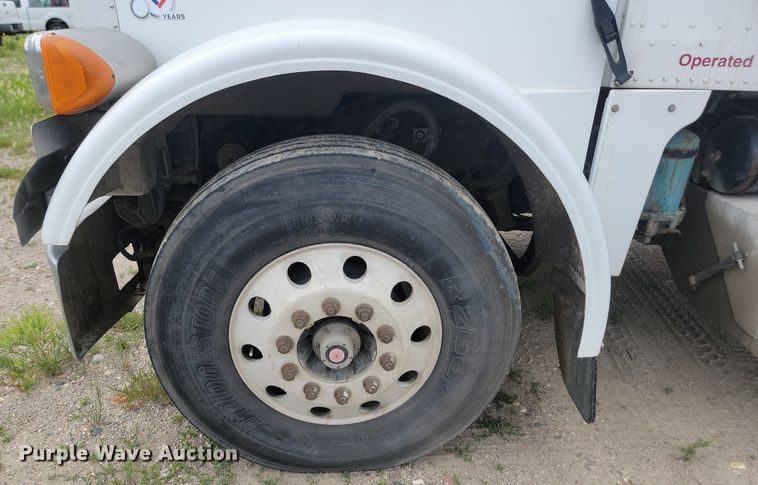 image for item NZ9939 2002 Peterbilt  378 semi truck
