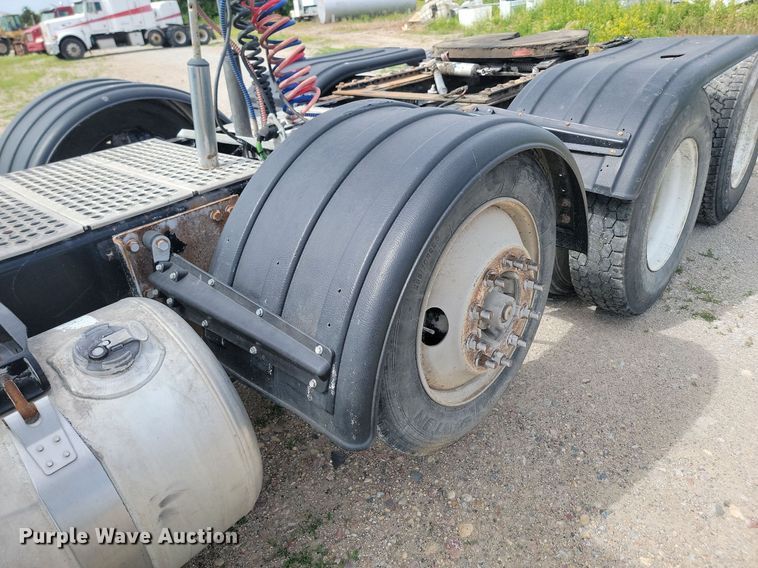 image for item NZ9941 2006 Peterbilt  379 semi truck