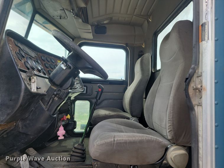 image for item NZ9941 2006 Peterbilt  379 semi truck