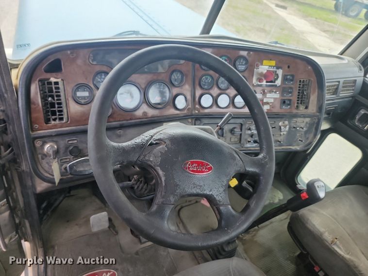 image for item NZ9941 2006 Peterbilt  379 semi truck