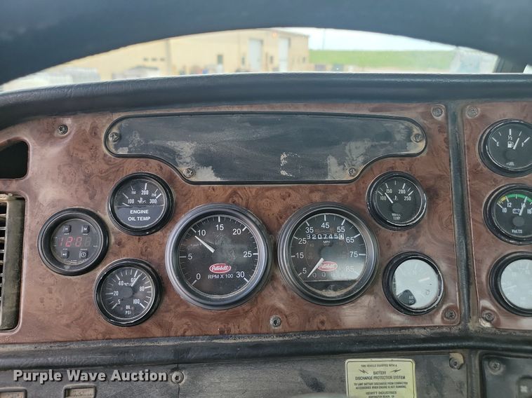 image for item NZ9941 2006 Peterbilt  379 semi truck