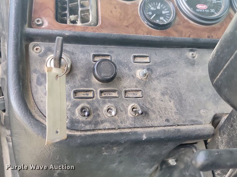 image for item NZ9941 2006 Peterbilt  379 semi truck