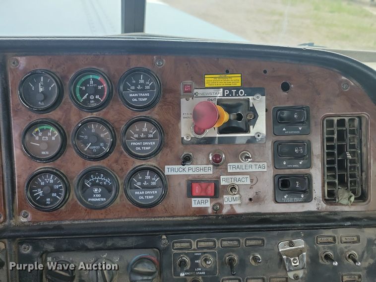 image for item NZ9941 2006 Peterbilt  379 semi truck