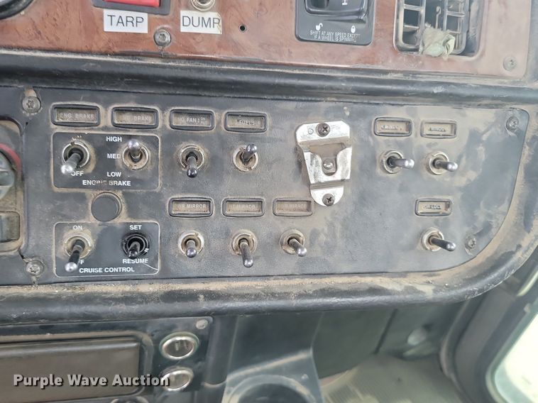 image for item NZ9941 2006 Peterbilt  379 semi truck