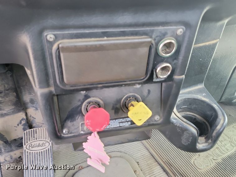 image for item NZ9941 2006 Peterbilt  379 semi truck