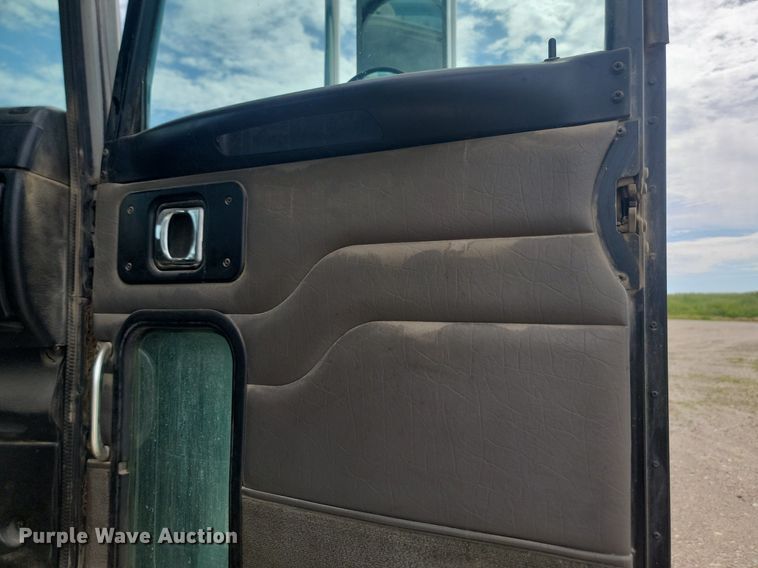 image for item NZ9941 2006 Peterbilt  379 semi truck