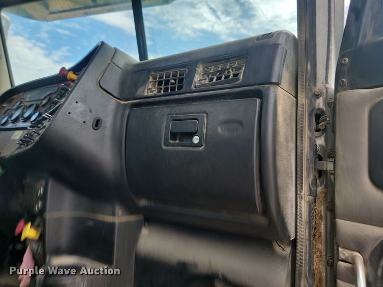 image for item NZ9941 2006 Peterbilt  379 semi truck