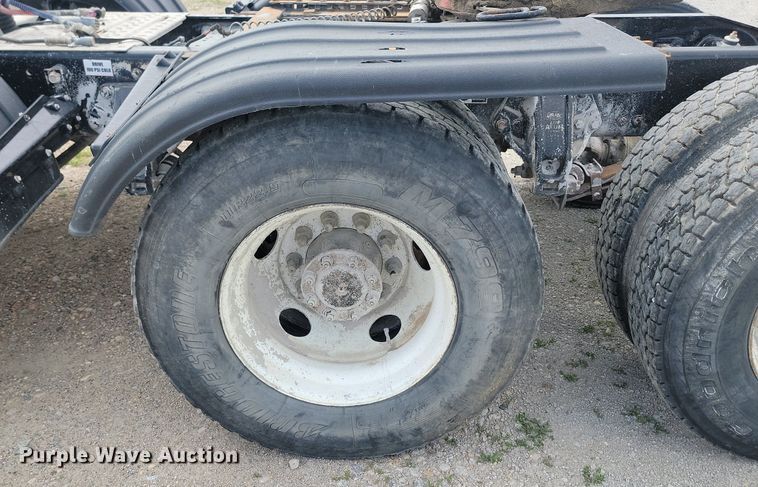 image for item NZ9941 2006 Peterbilt  379 semi truck