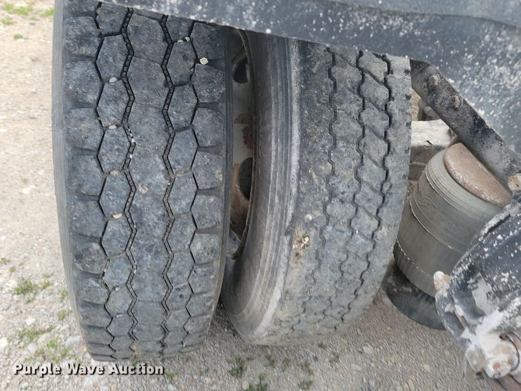 image for item NZ9941 2006 Peterbilt  379 semi truck