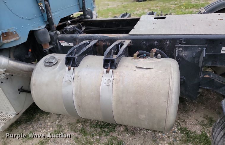 image for item NZ9942 2006 Peterbilt  379 semi truck