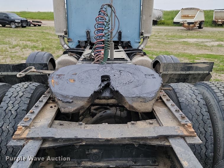 image for item NZ9942 2006 Peterbilt  379 semi truck