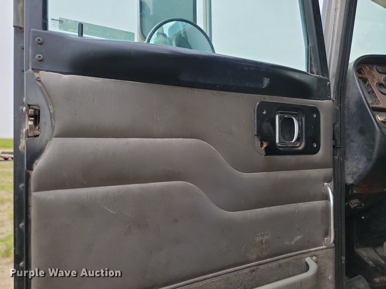 image for item NZ9942 2006 Peterbilt  379 semi truck