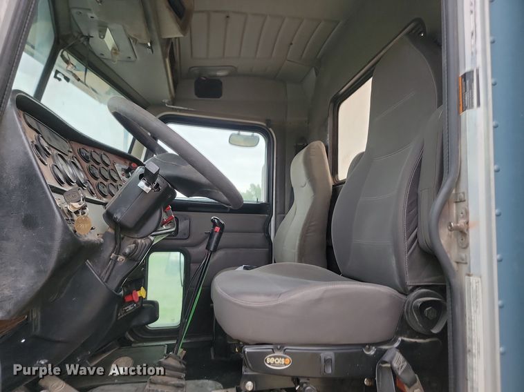 image for item NZ9942 2006 Peterbilt  379 semi truck