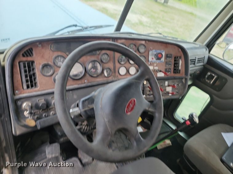 image for item NZ9942 2006 Peterbilt  379 semi truck