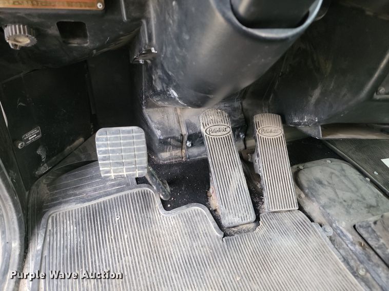 image for item NZ9942 2006 Peterbilt  379 semi truck