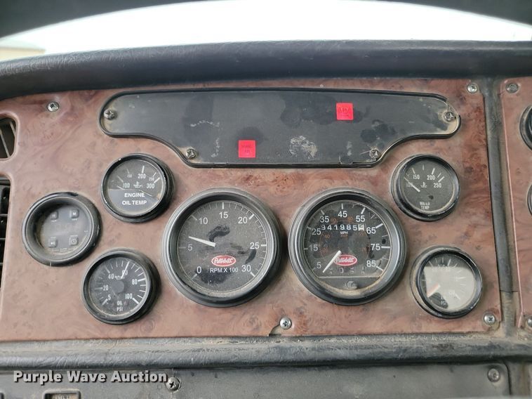 image for item NZ9942 2006 Peterbilt  379 semi truck