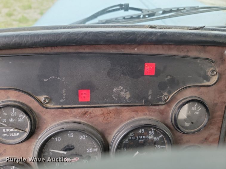 image for item NZ9942 2006 Peterbilt  379 semi truck