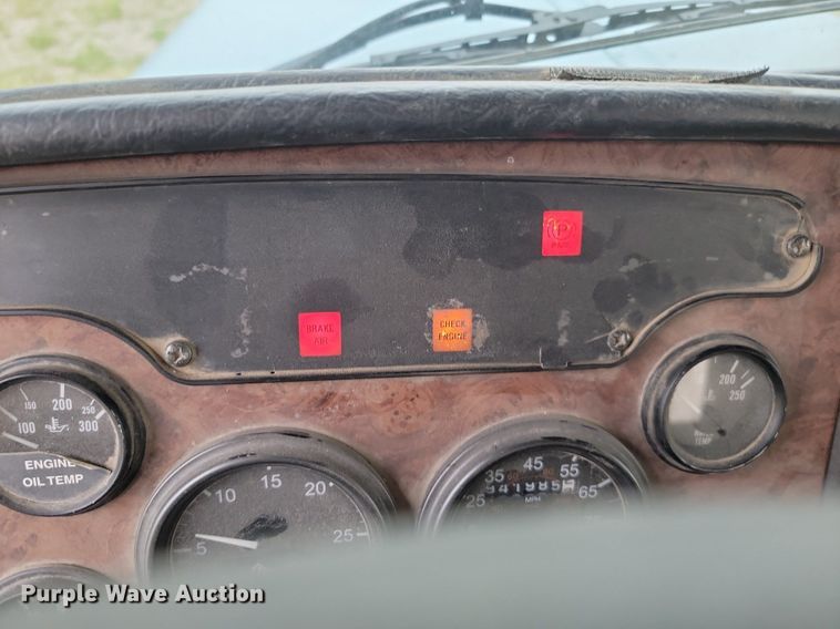 image for item NZ9942 2006 Peterbilt  379 semi truck