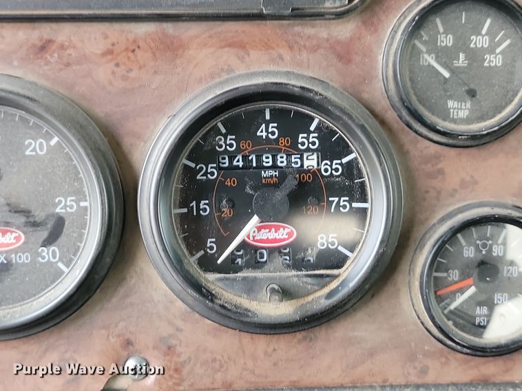 image for item NZ9942 2006 Peterbilt  379 semi truck