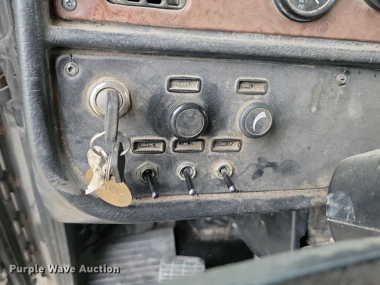 image for item NZ9942 2006 Peterbilt  379 semi truck