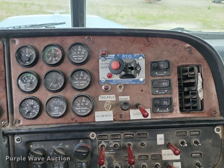 image for item NZ9942 2006 Peterbilt  379 semi truck