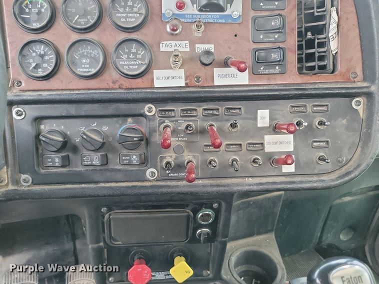 image for item NZ9942 2006 Peterbilt  379 semi truck