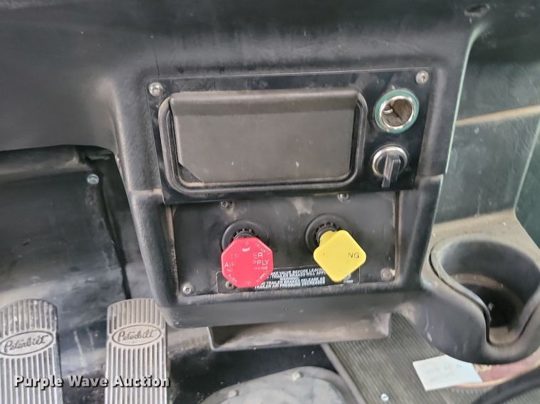 image for item NZ9942 2006 Peterbilt  379 semi truck