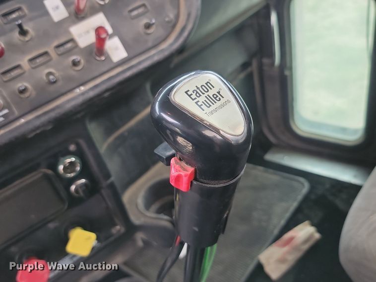 image for item NZ9942 2006 Peterbilt  379 semi truck