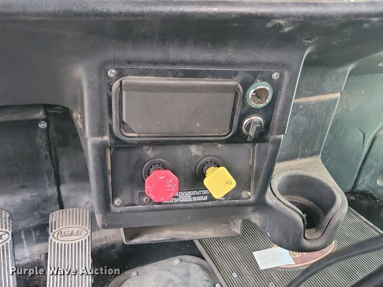 image for item NZ9942 2006 Peterbilt  379 semi truck