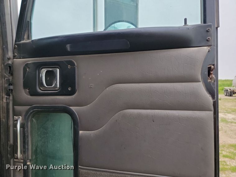 image for item NZ9942 2006 Peterbilt  379 semi truck