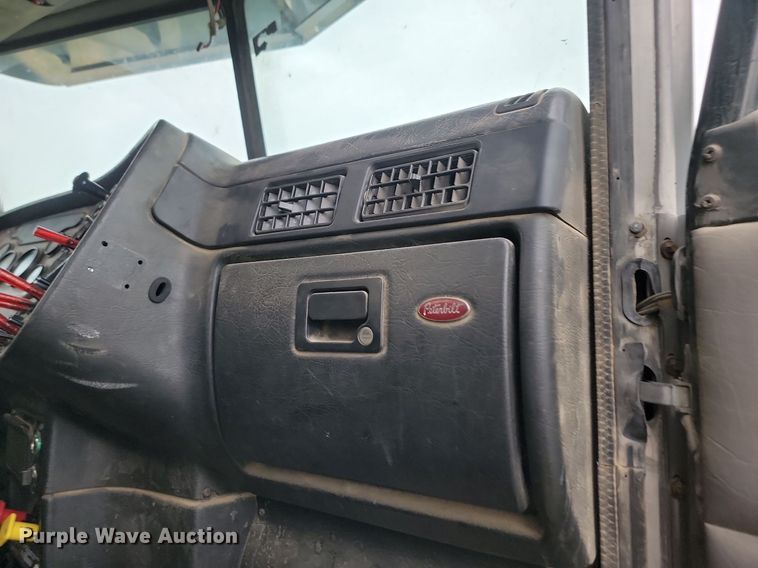 image for item NZ9942 2006 Peterbilt  379 semi truck