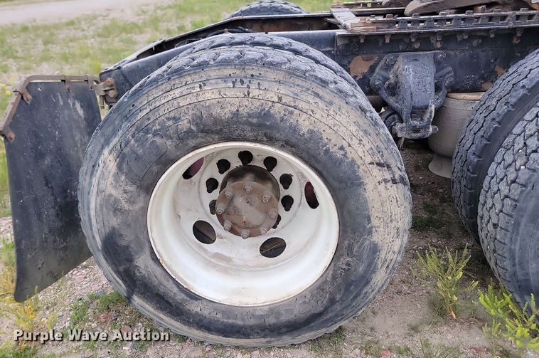 image for item NZ9942 2006 Peterbilt  379 semi truck