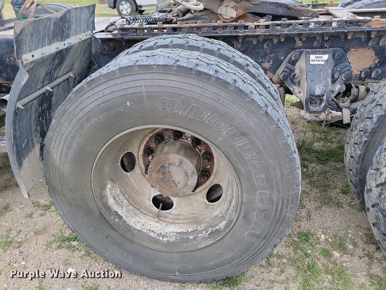 image for item NZ9942 2006 Peterbilt  379 semi truck