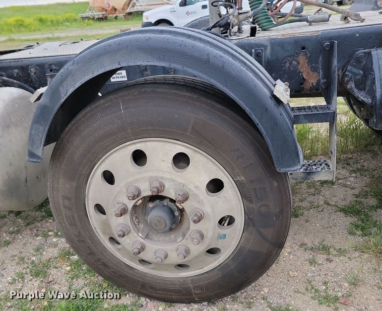 image for item NZ9942 2006 Peterbilt  379 semi truck