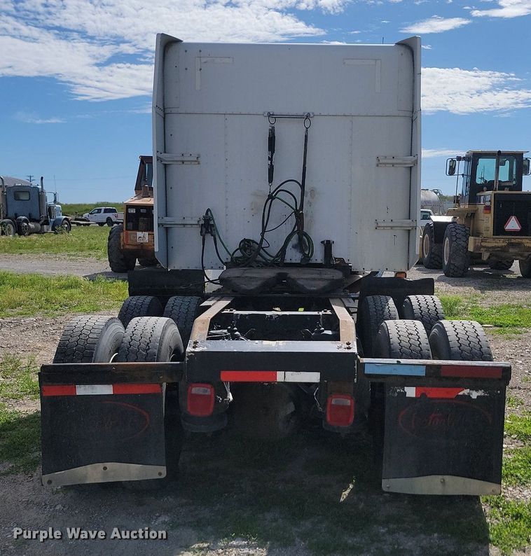 image for item NZ9947 2002 Peterbilt 378 semi truck