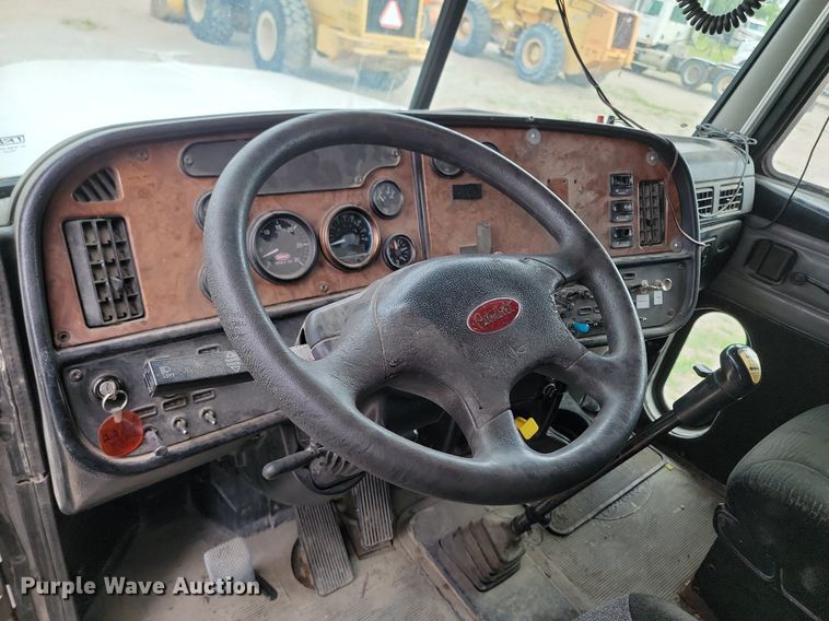 image for item NZ9947 2002 Peterbilt 378 semi truck