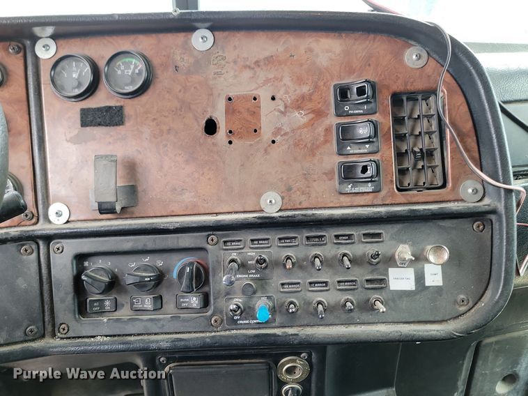 image for item NZ9947 2002 Peterbilt 378 semi truck