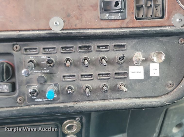 image for item NZ9947 2002 Peterbilt 378 semi truck