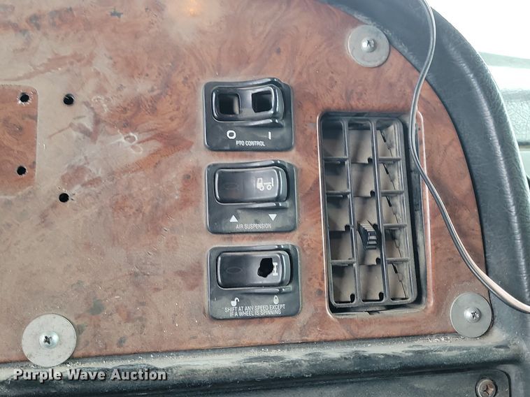 image for item NZ9947 2002 Peterbilt 378 semi truck