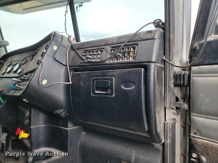 image for item NZ9947 2002 Peterbilt 378 semi truck