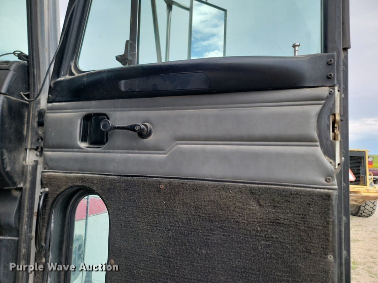 image for item NZ9947 2002 Peterbilt 378 semi truck