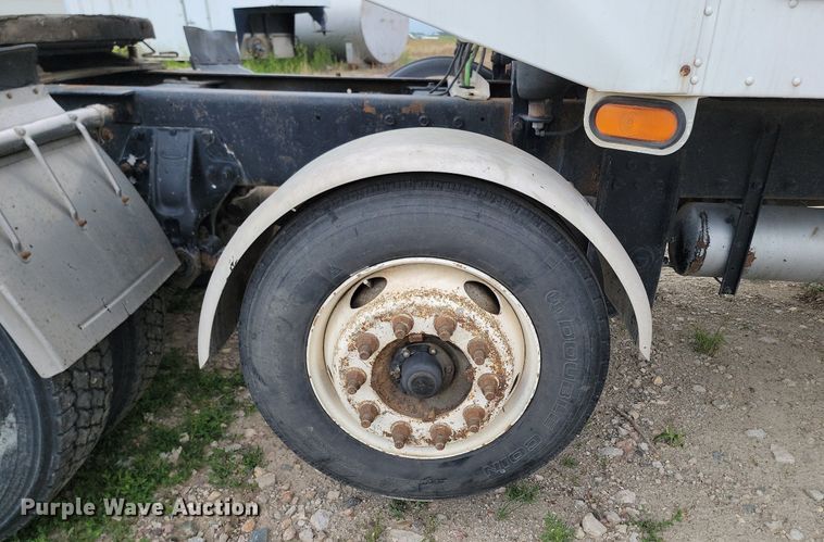 image for item NZ9947 2002 Peterbilt 378 semi truck