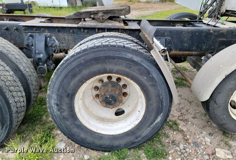 image for item NZ9947 2002 Peterbilt 378 semi truck