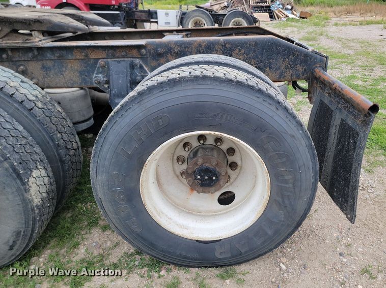 image for item NZ9947 2002 Peterbilt 378 semi truck