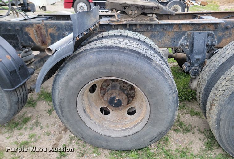 image for item NZ9947 2002 Peterbilt 378 semi truck