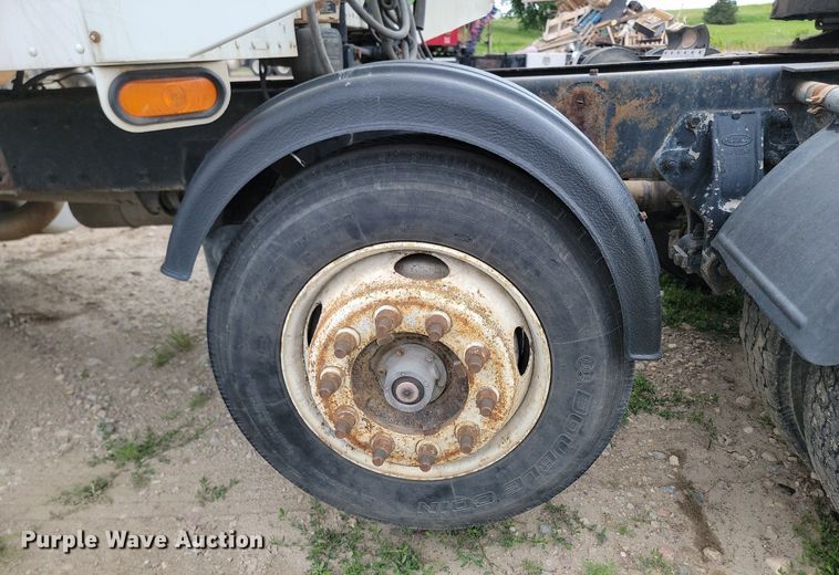 image for item NZ9947 2002 Peterbilt 378 semi truck