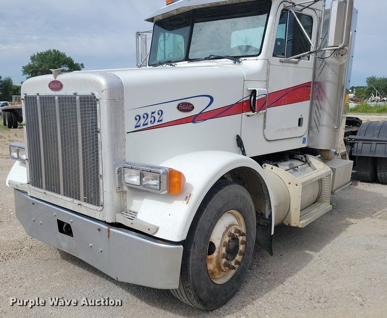 image for item NZ9949 2002 Peterbilt  378 semi truck